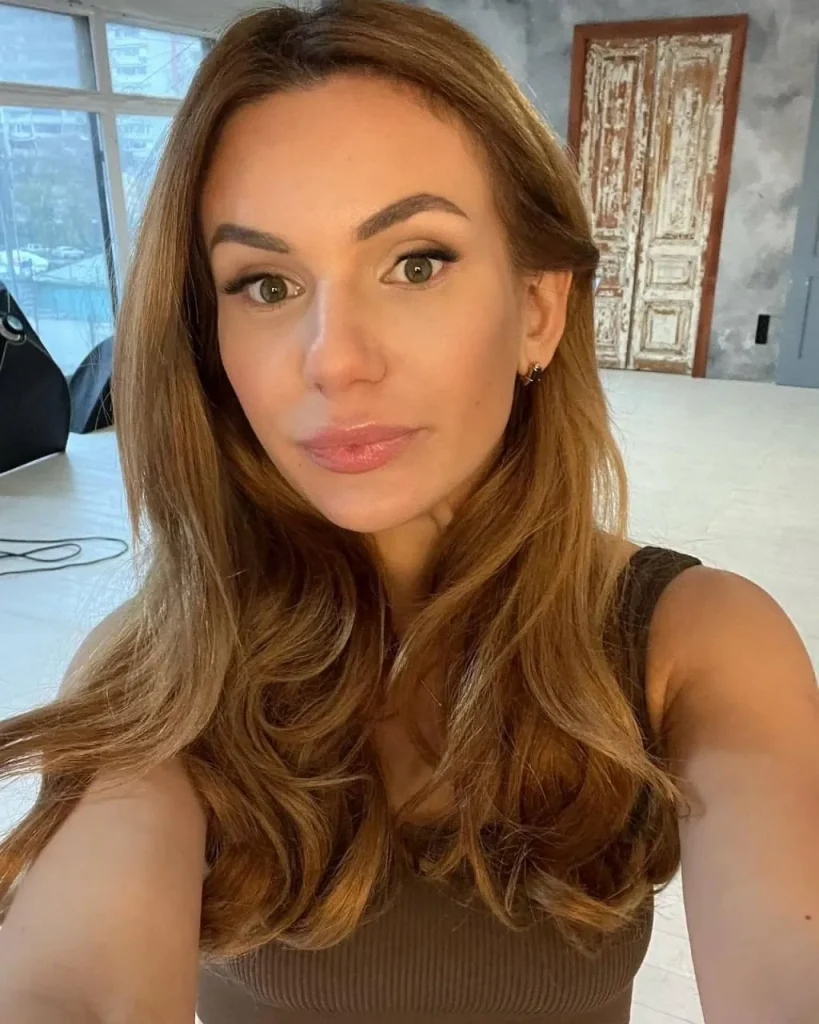 Алина, 27 лет - VIP эскортница в Москве. Рост 165, вес 52, грудь 2, цена от ₽16600.