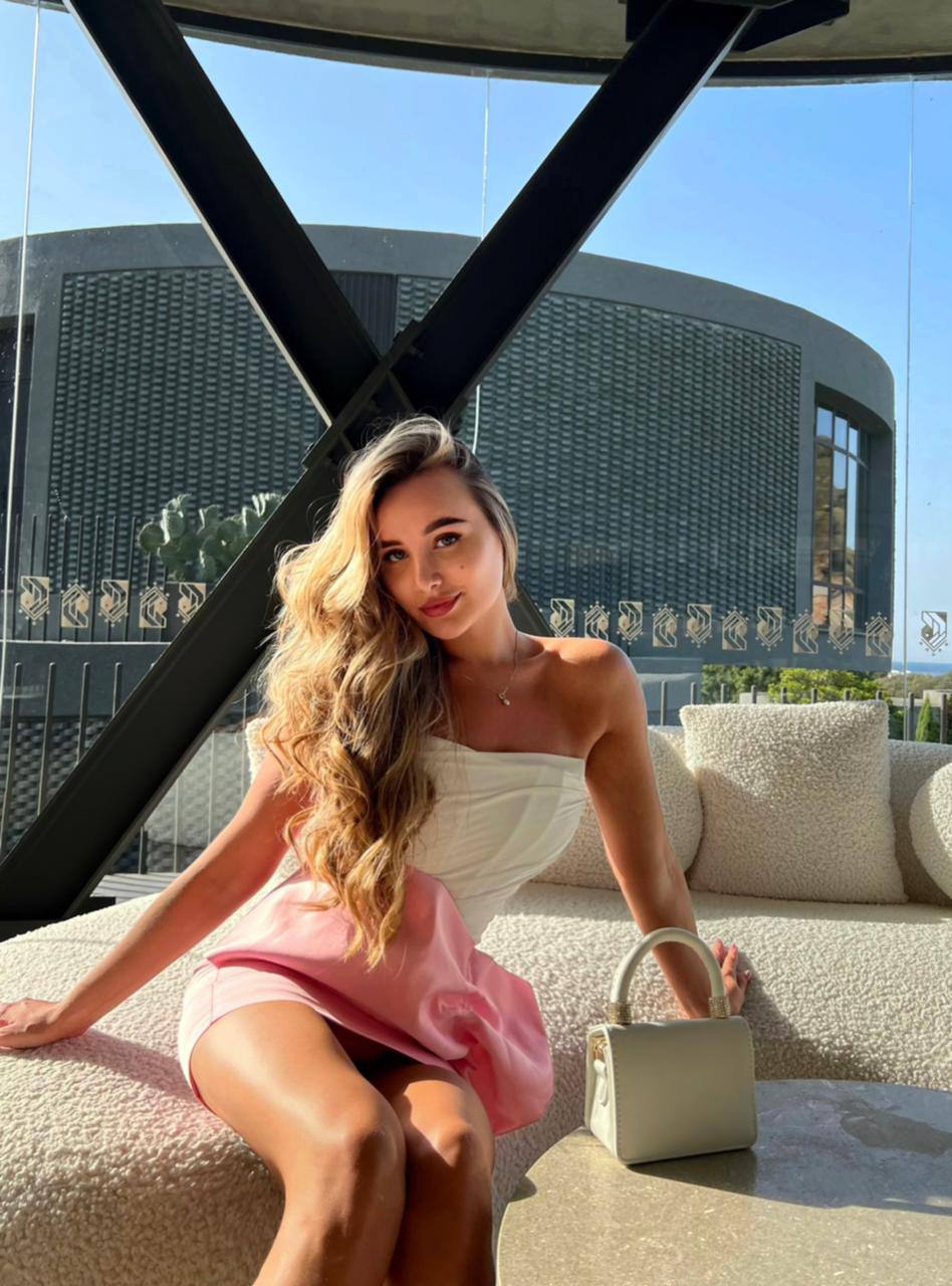 Мирель, 18 лет - VIP эскортница в Москве. Рост 165, вес 55, грудь 1, цена от ₽18200.